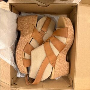 Clarks sz 8 tan sandal wedge Giselle Beach